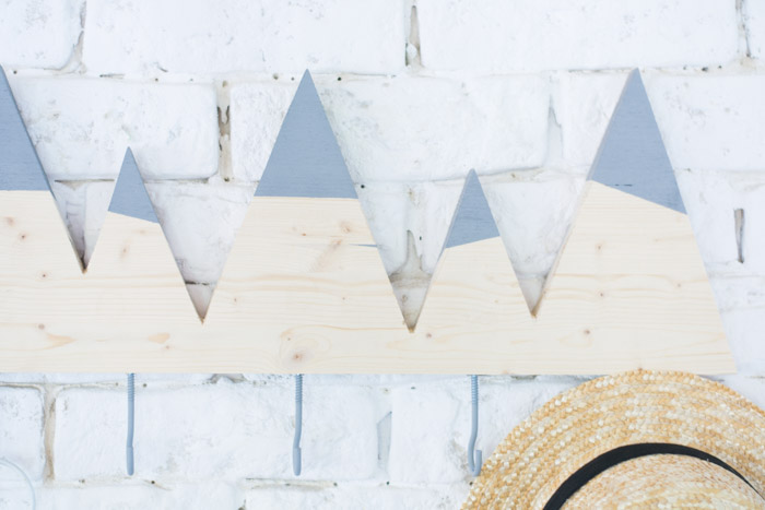 Perchero madera montañas