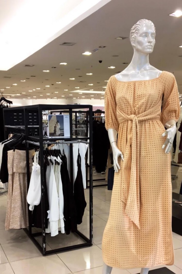 Coleção de Paula Raia para fast fashion faz sucesso meteórico