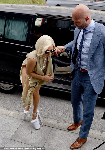 lady gaga stumbles and falls in high shoes