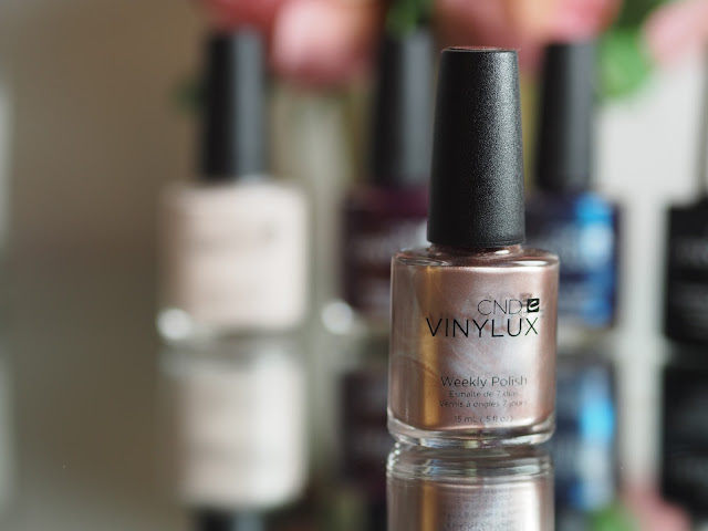 CND VINYLUX Polish & Topcoat