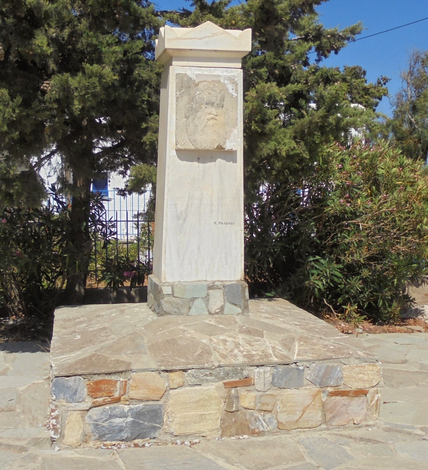 το μνημείο του Καΐρη στο Δημοτικό Σχολείο της Άνδρου