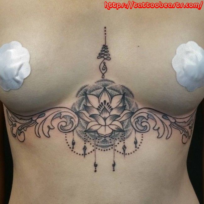 Schwarzhaarige Tattoo Milf mit riesigen Brüsten fickt User im Hotelzimmer