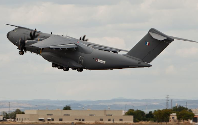 Airbus Military entrega el primer A400M a la Fuerza Aérea francesa.