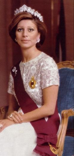 The Royal Order of Sartorial Splendor: Tiara Thursday: Queen Cartier Tiara