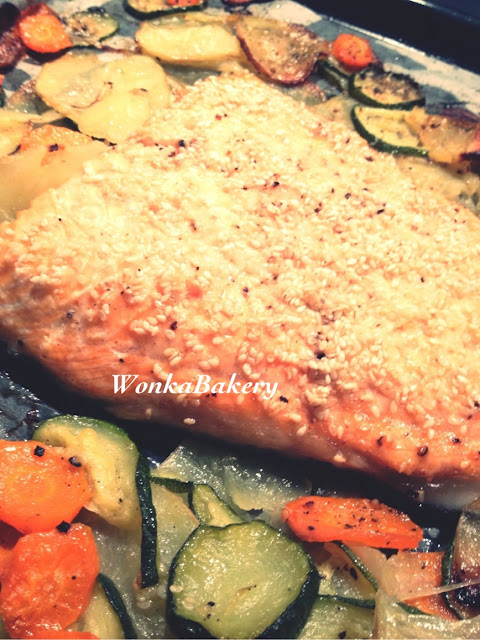 salmone al forno con sesamo e verdure