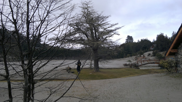 Cabañas la Estancia depois da erupção do vulcão, em 2011 Cabañas la Estancia depois da erupção do vulcão, em 2011