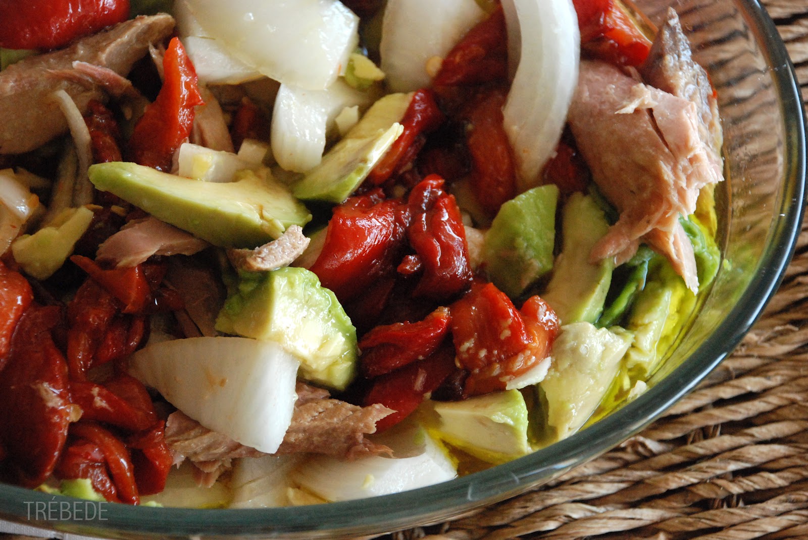 trébede Ensalada de pimientos asados y aguacate... Roast red peppers
