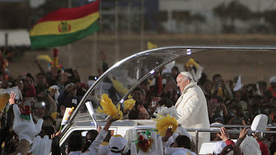 El papa Francisco consume hoja de coca en su vuelo de Ecuador a Bolivia