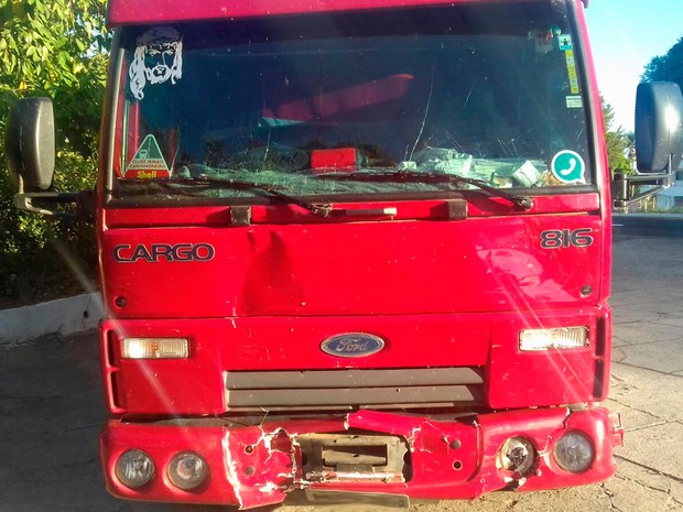 Caminhão bateu em ambulância nesta quinta-feira (Foto: Divulgação/PRF)