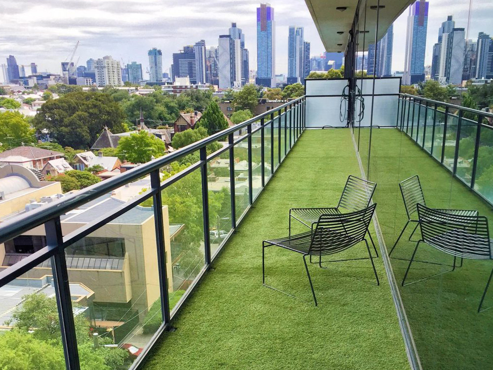 Cómo instalar césped artificial en nuestra terraza | Decorar en familia