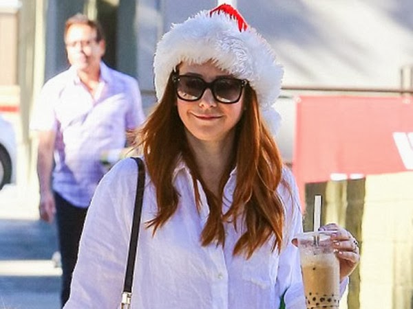 Alyson Hannigan's Christmas Cap & Chic Glasses