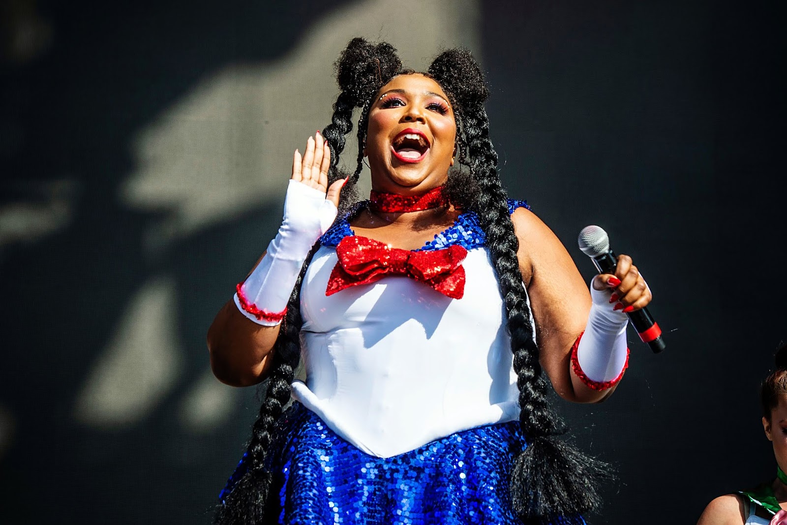 Lizzo em uma apresentação, fantasiada de Sailor Moon