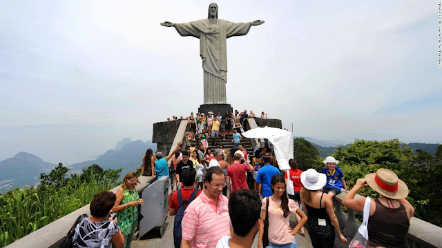 Cristo Redentor lotado de turistas