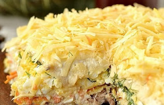 zakusochnyj-tort-iz-vafelnyh-korzhej-s-konservami