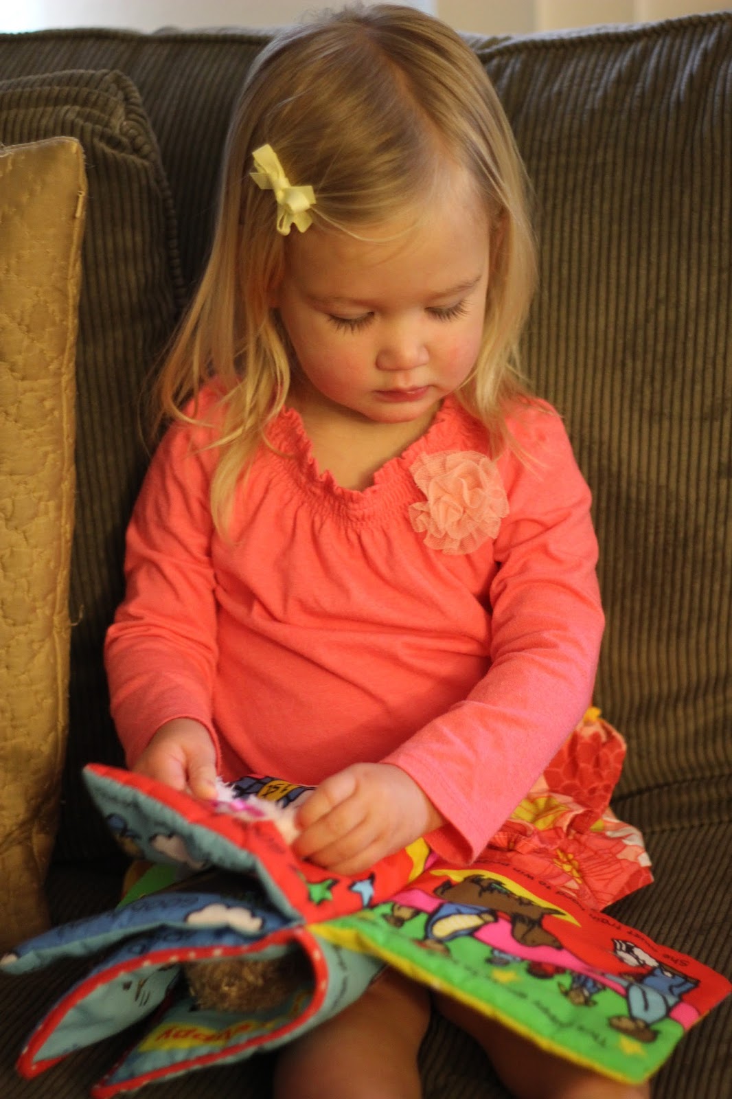 Toddler Approved! 10+ Easy Ways to Entertain a Toddler While Breastfeeding a Newborn