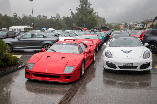 Roter Ferrari F40 und weisser Porsche Boxter Spyder im Regen im Maggital auf dem Sportcars Day 2018 Roter Ferrari F0 und weißer Porsche Boxter Spyder auf Parkplatz im Maggiatal auf den Sportcars Day