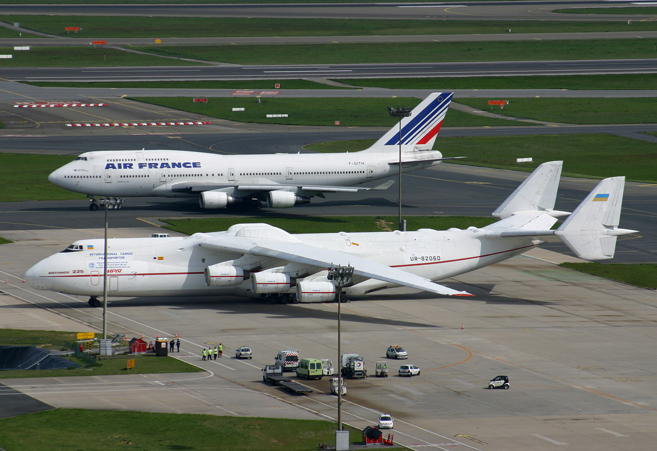 АН-225 Мрия и Боинг 747