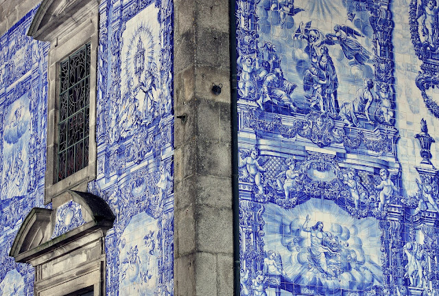 Jakie kościoły z ozdobami w postaci azulejos znajdziemy w Porto i które koniecznie trzeba zobaczyć? Niebieskie Kościoły w Porto zachwycają!