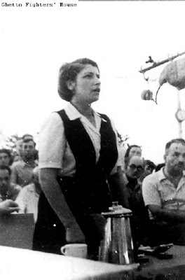 צביה לובטקין הייתה לוחמת במרד גטו ורשה. היא נשארה בחיים והגיעה לארץ ישראל. בשנת 1946 נשאה נאום בוועידת הקיבוץ המאוחד בקיבוץ יגור. תמונה זו היא של צביה לובטקין במהלך נאומה זה בוועידה. 