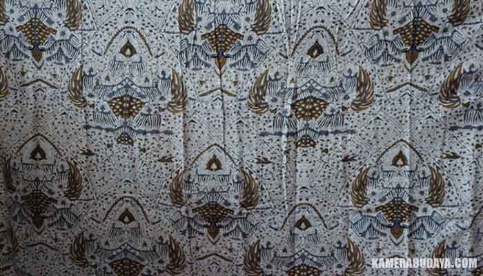  Batik sepertinya memang sudah sangat melekat sekali sebagai identitas dari Bangsa Indones Inilah 5 Motif Batik Cirebon Yang Terkenal