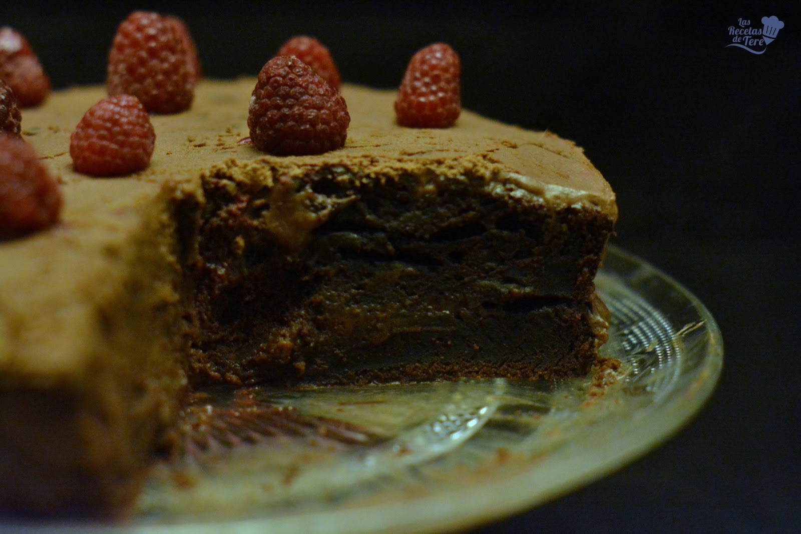 Tarta rápida de chocolate con frosting de chocolate y queso Las