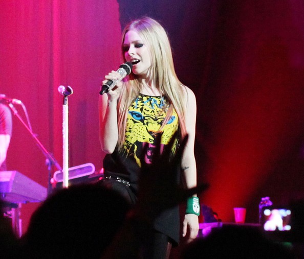 Avril Lavigne Black Star Tour ~ HOLLYWOOD CELEBRITIES UPDATES TODAY