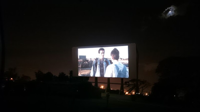 Assistindo ao Último Cine Drive-in no último cine drive-in Assistindo ao Último Cine Drive-in no último cine drive-in