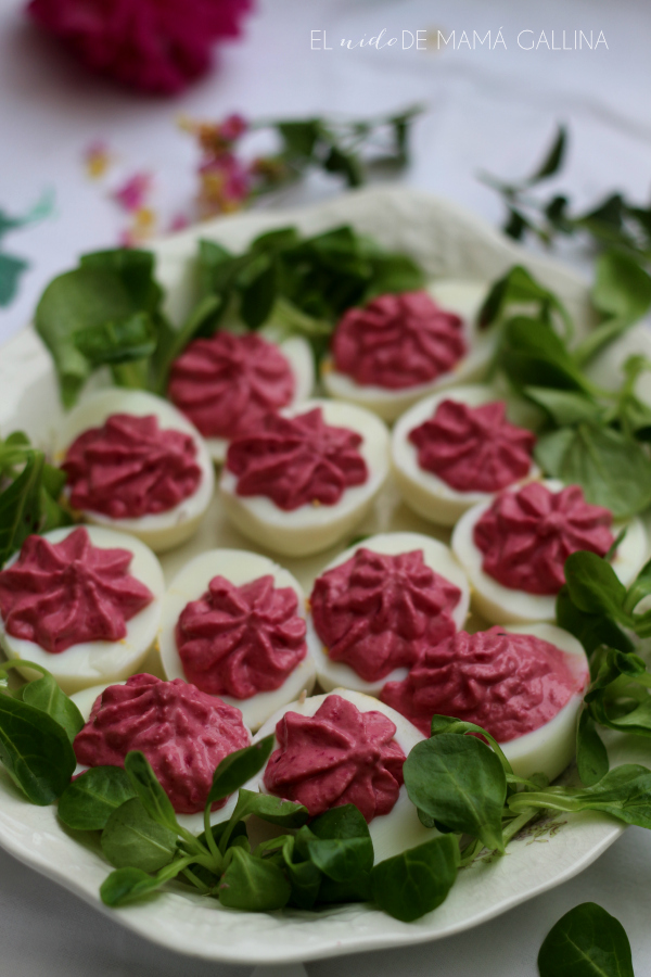 huevos rellenos de atún y remolacha