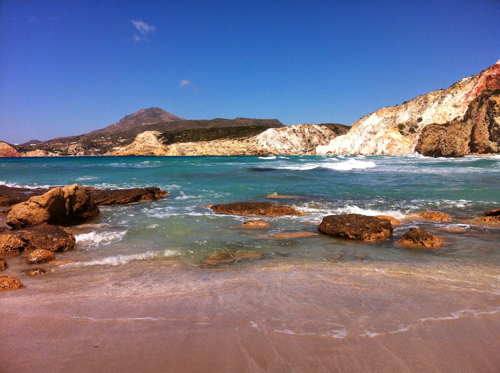 the-most-beautiful-beaches-in-greece-milos-a-little-further-north