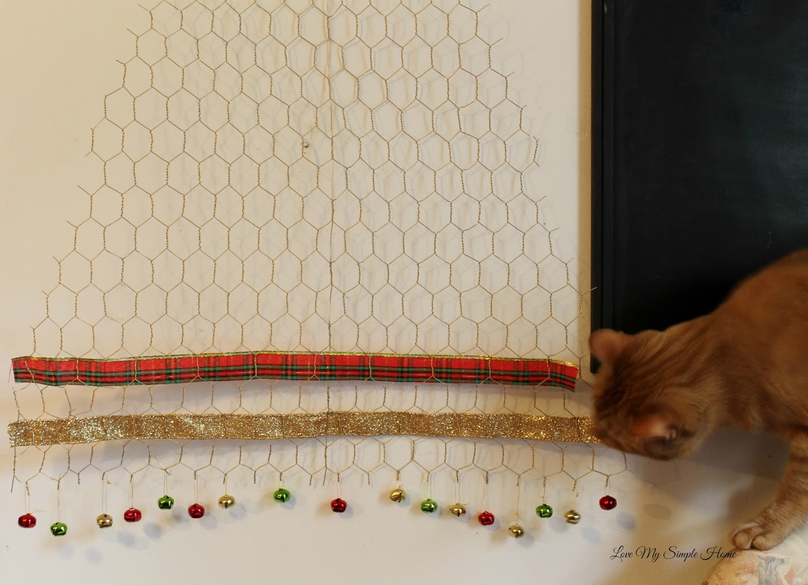 Chicken Wire Christmas Treea nontraditional solution for small spaces