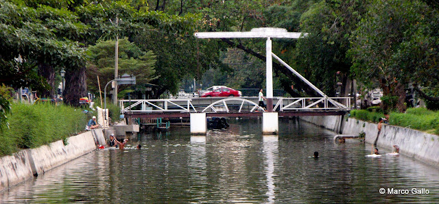 BUSCADORES DE ORO EN LOS CANALES DE BANGKOK. TAILANDIA