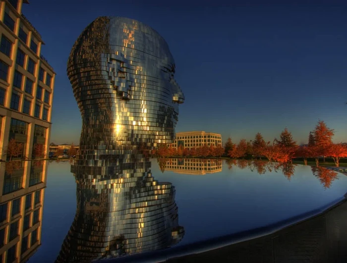 Metalmorphosis | Giant Rotating Heads by David Cerny