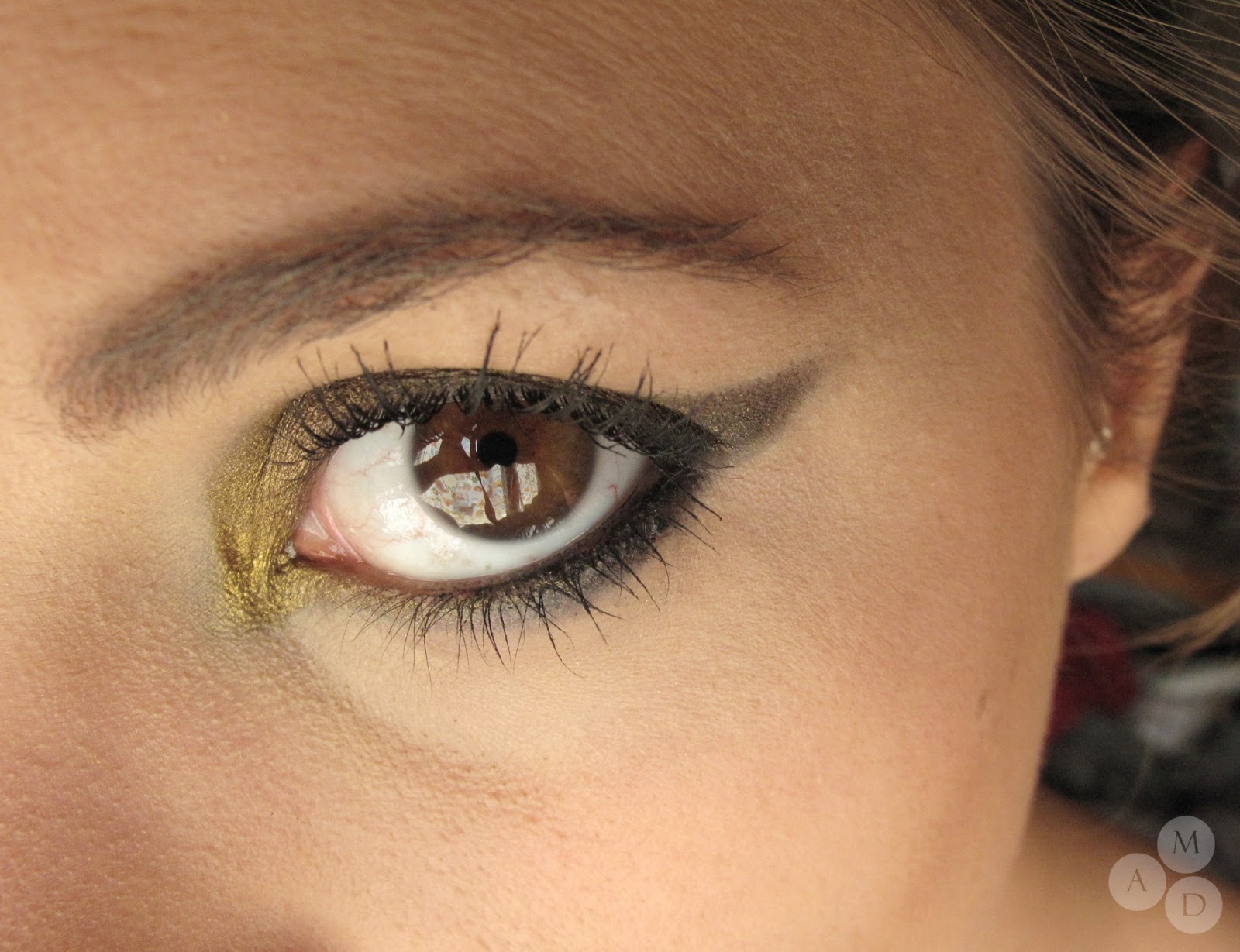 Snap Petit Yeux En Bas A Droite M.A.D.: Croquons des lingots avec un smoky en noir et or!