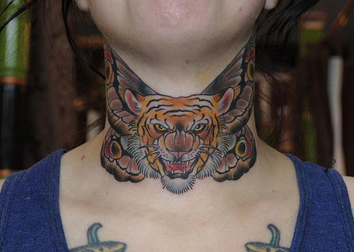 Tigre desenho de tatuagem para as mulheres no pescoço