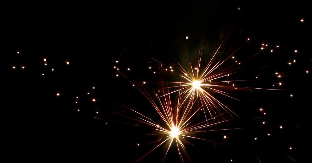 Пара на фоне звездного неба. Солнце сияет. Обладатель 2 сияний. Вселенная эзотерика. Полярное сияние и человек.