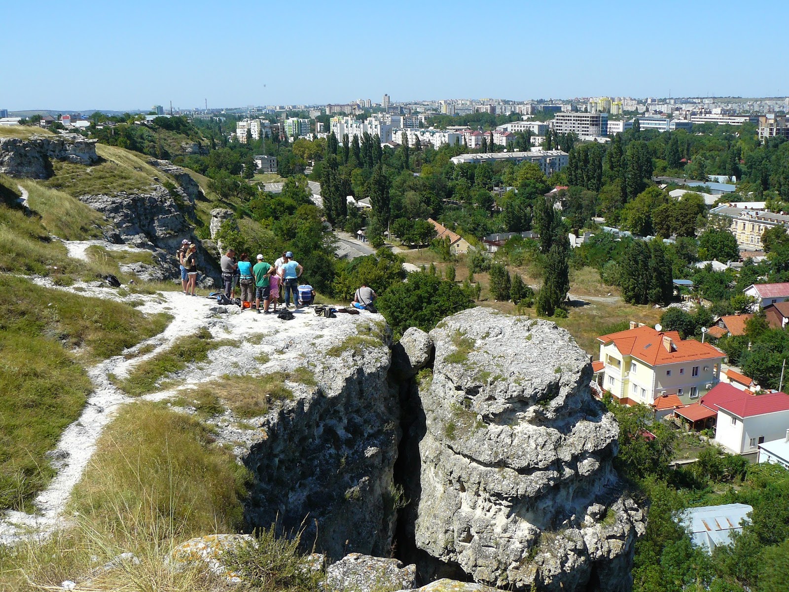 Симферополь столица. Центральная улица симферополя. Город под симферополем. Гора таш джарган симферополь. Город под симферополем.