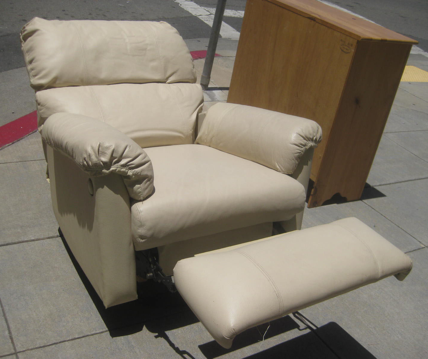 UHURU FURNITURE & COLLECTIBLES SOLD Ivory Recliner 70