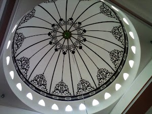 Desain interior kubah masjid konsep kaligrafi 