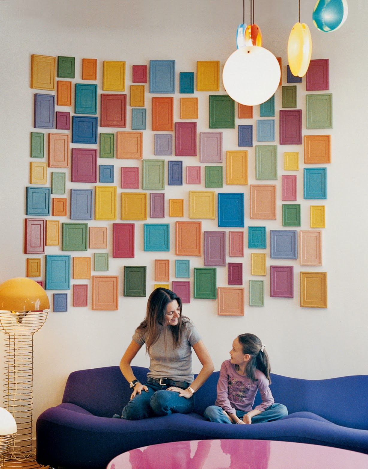 Poppige Designklassiker und kinderfreundliches Design passt perfekt in Pariser Wohnung