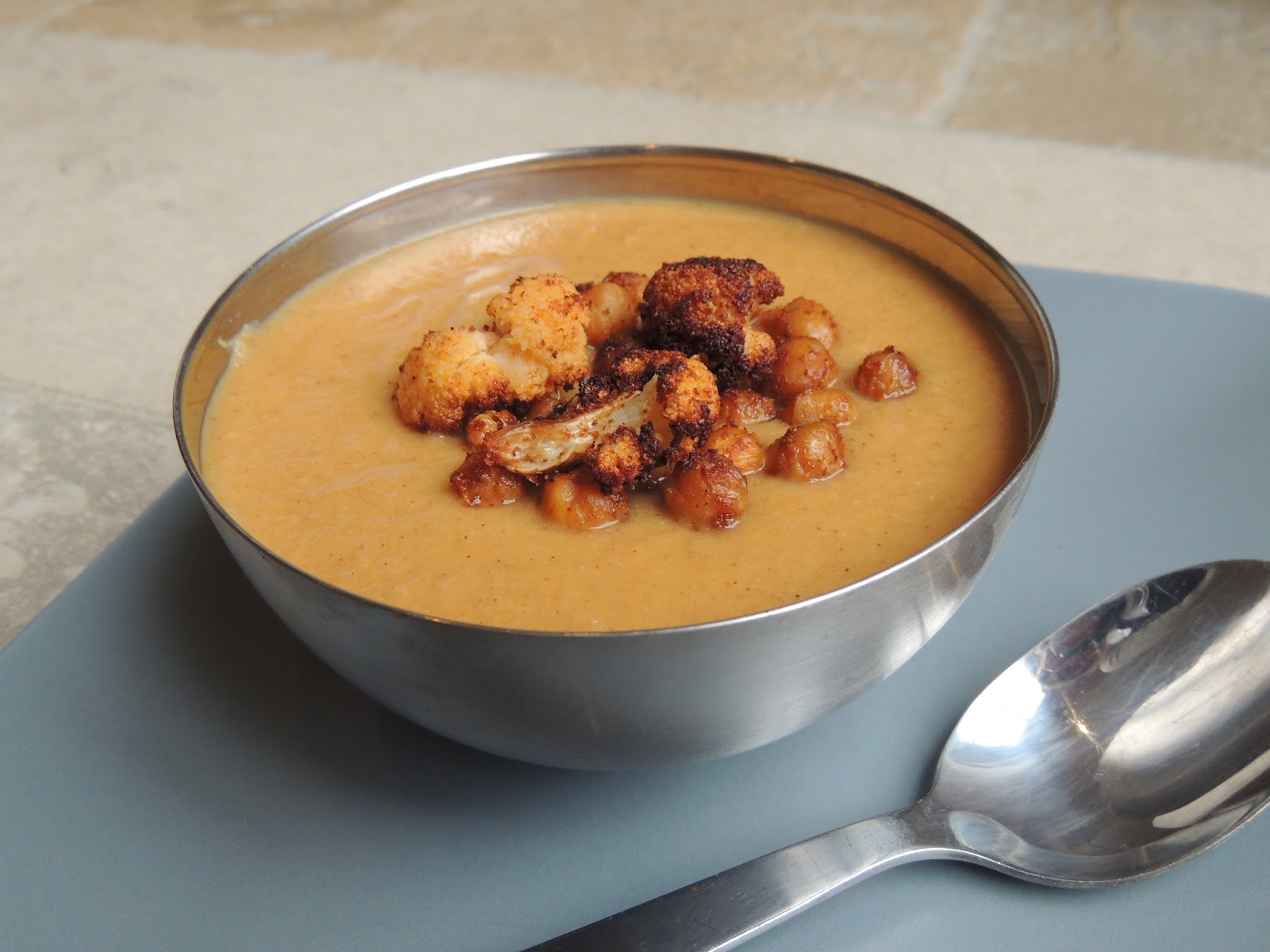 Soupe aux légumes rôtis choux fleur, pommes de terre, pois chiches et ail