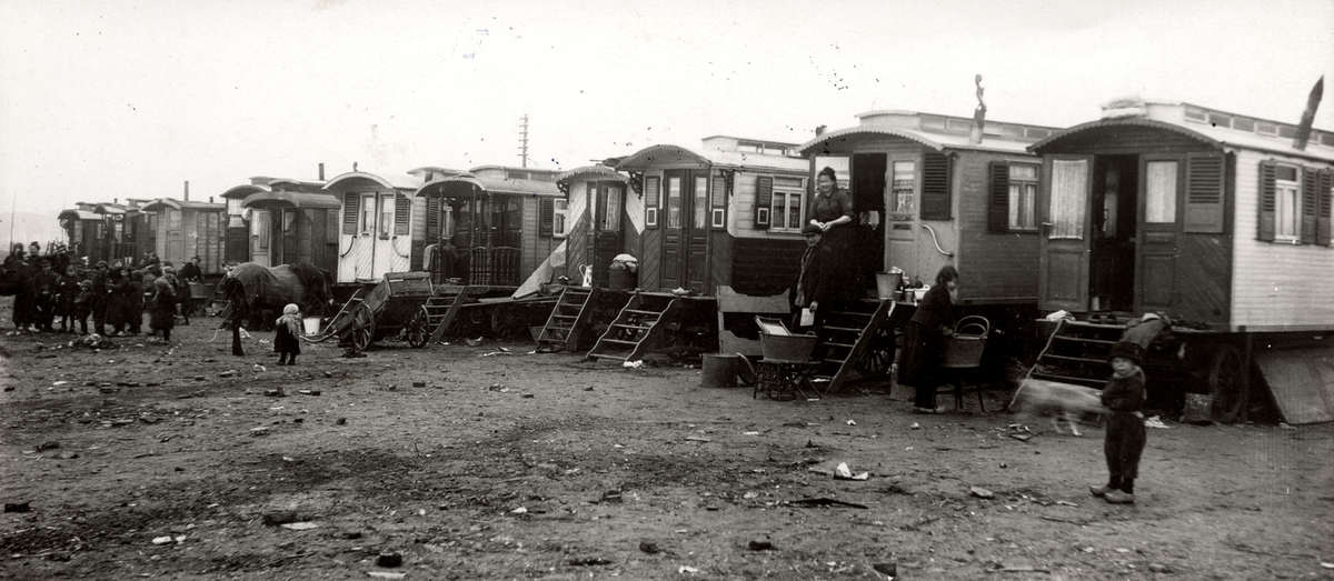 Vintage Photos of Everyday Life in Romani Communities Across Western Europe, 1930s - 14