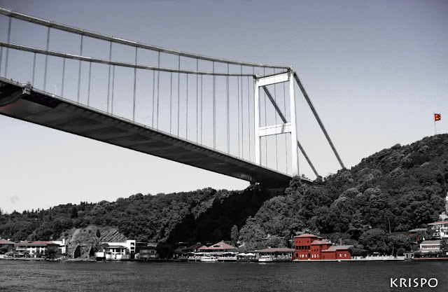 Puente que une la zona europea y asiática de Estambul