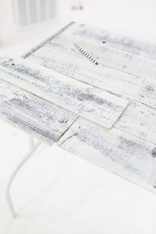 diy-mesa-plegable-madera-estilo-nordico-lamas-autoadhesivas