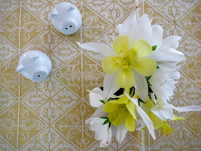 Aquilegia & Mock Orange Posy with Piggy Cruet Set Aquilegia & Mock Orange Posy with Piggy Cruet Set