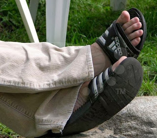 Pés de homem usando chinelo slide - Men in sandals - Pés Masculinos - chinelos Speedo - chinelo masculino para homem