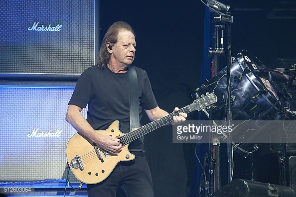 Edson Metal!: AC/DC: O ESTILO ÚNICO DE STEVIE YOUNG.