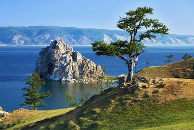 Arbol de los deseos en la Isla Olkhon junto al Lago Baikal en Rusia (Paisajes Naturales de Nuestro Planeta)