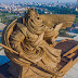 Колосална статуя на воина-божество Гуан Ю се извисява над Дзинджоу, провинция Хубей