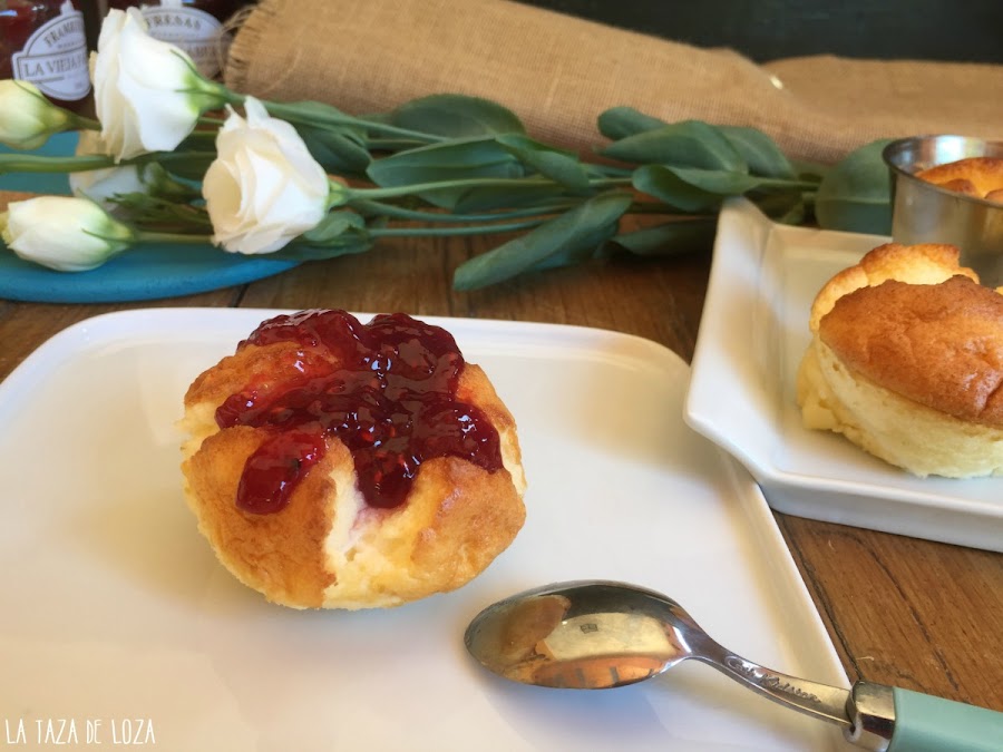 pastel-de-limón-y-queso-con-mermelada-de-frambuesa