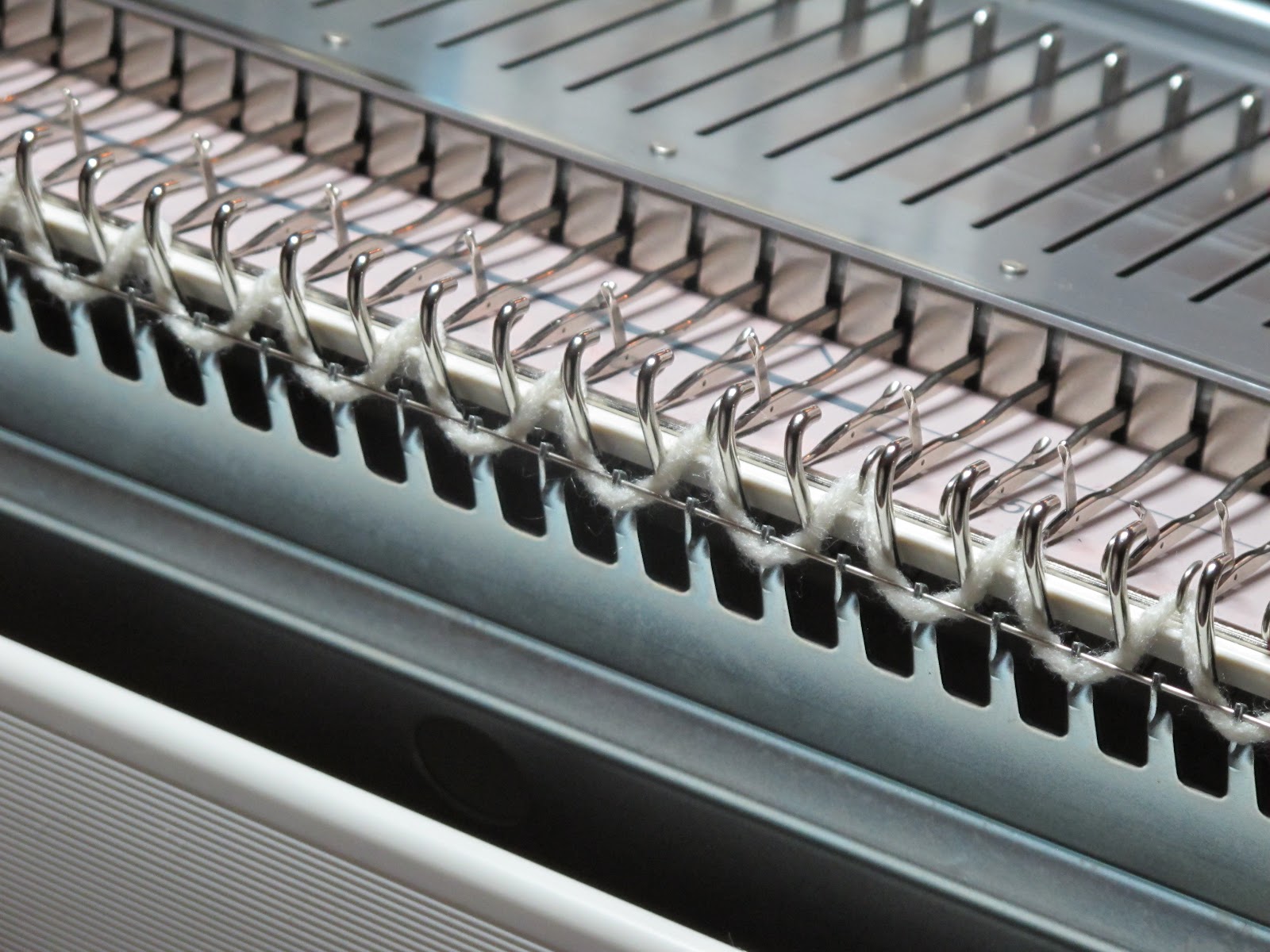 TOM MACHINE KNITTING GUY Easy Main Bed Cast On Using Your Ribber Comb